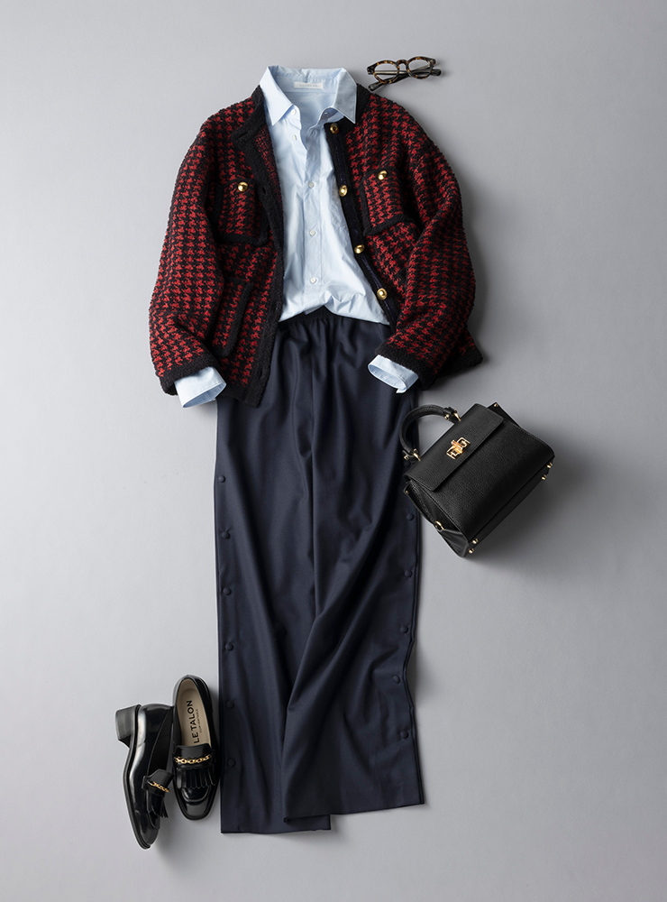 レッドとネイビーのニットツイードジャケット×青シャツ×ネイビーワイドパンツ