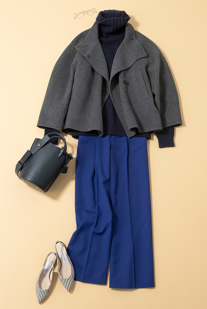 濃いめネイビーのタートル×グレーコート×黒バッグ×ロイヤルブルーパンツ
