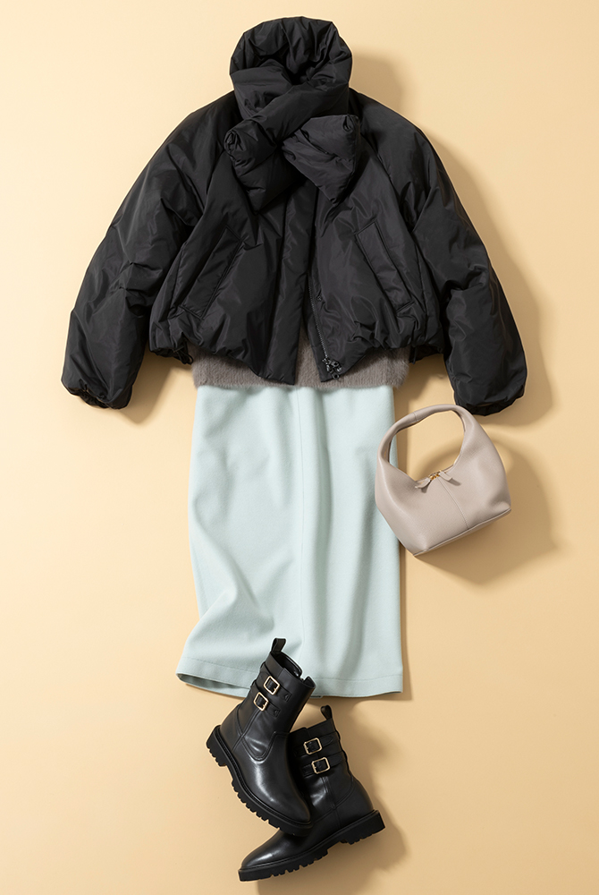 ダウンジャケットとスカート、ショートブーツのコーデ