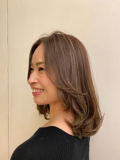 前髪なしのミディアムヘアの写真　横顔