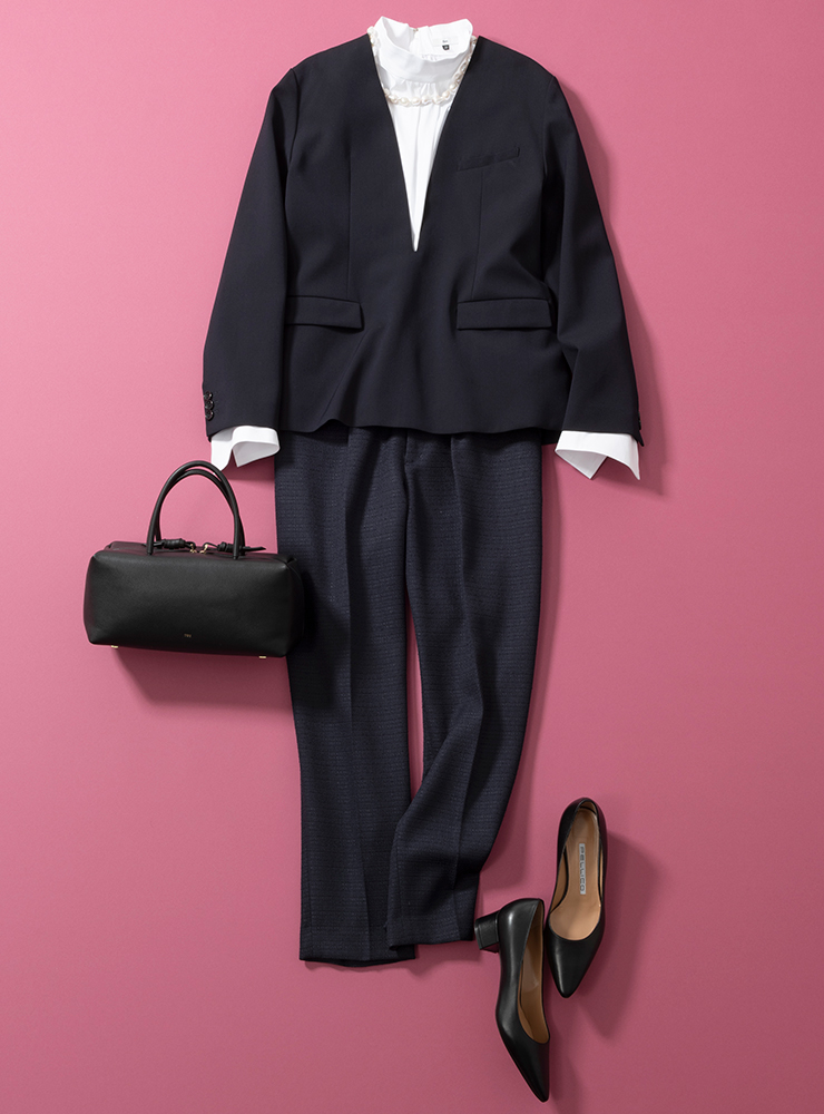 黒プルオーバージャケット×白ブラウス×黒パンツ