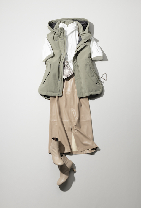 カーキダウンベスト×白ブラウス×ベージュタイトスカート