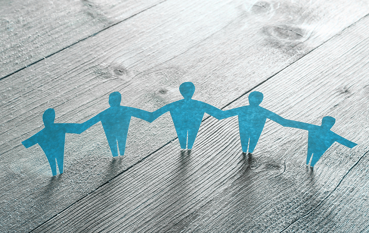 手を繋ぐ紙人形