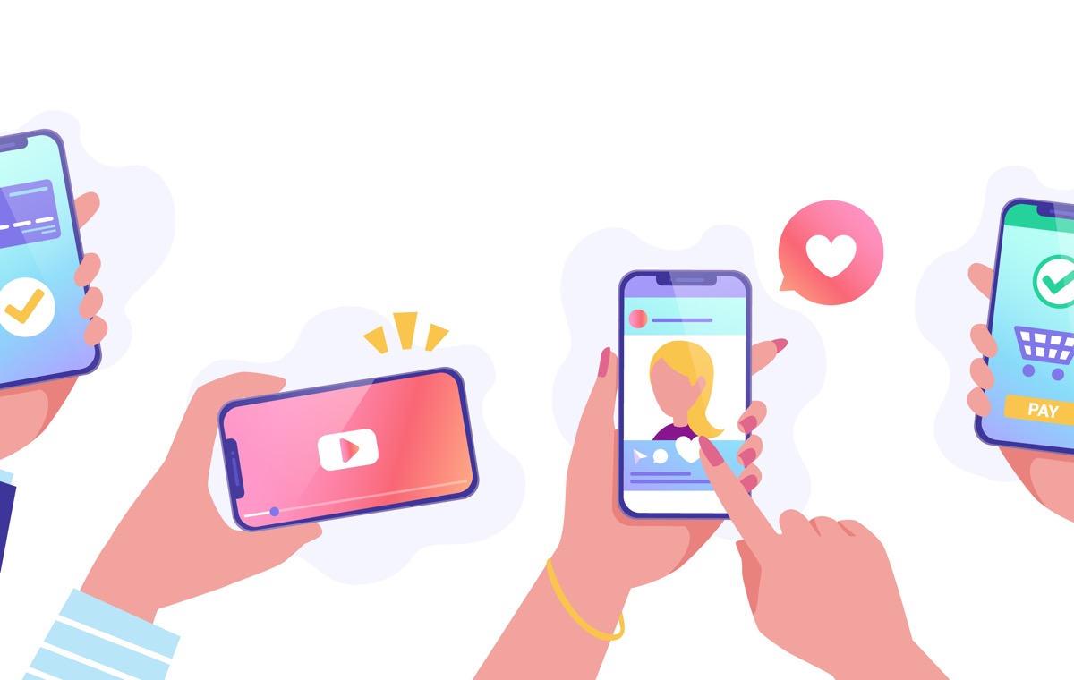 スマホを触る人