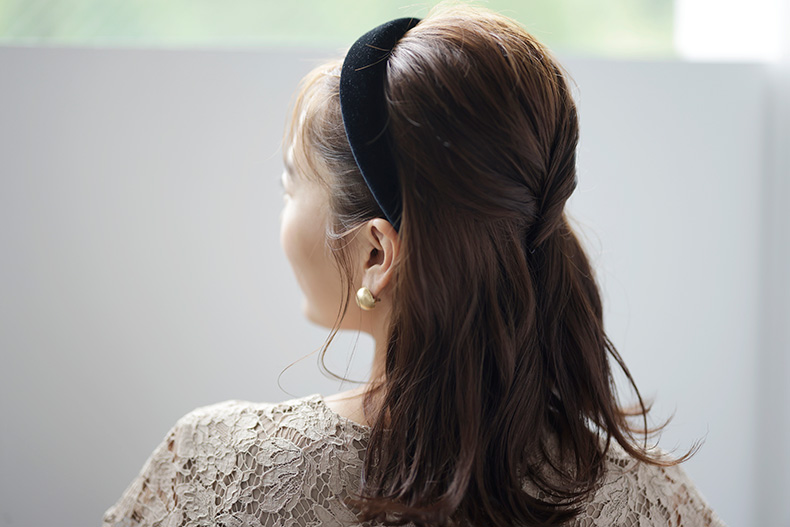 【ミディアム】トレンド感が演出できるカチューシャ×ねじりハーフアップ
