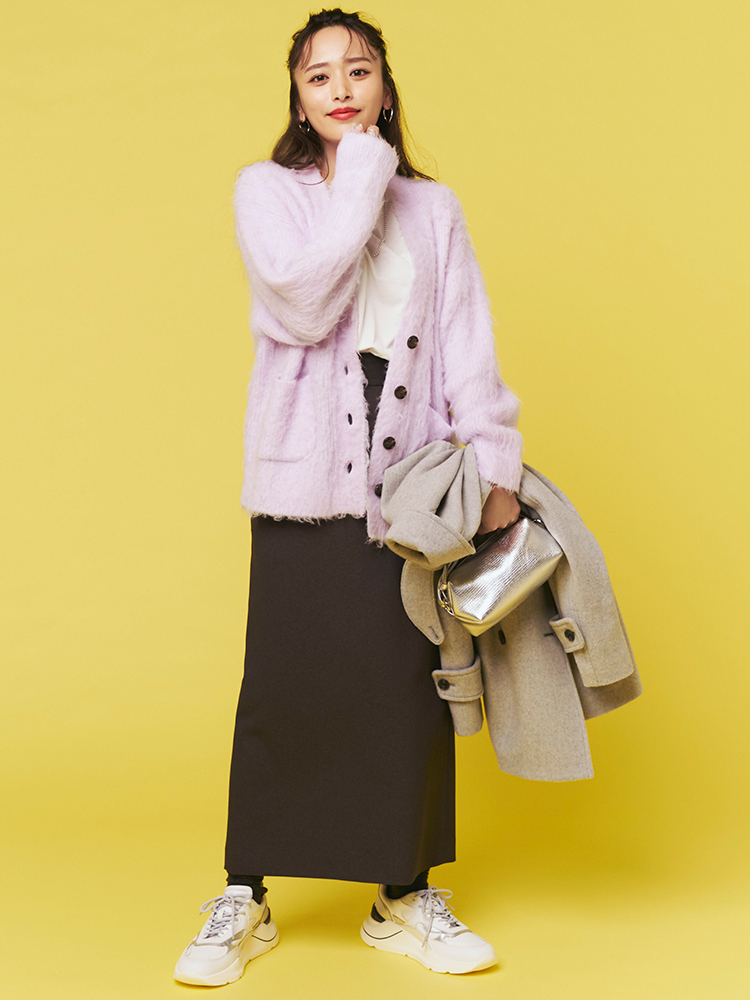 ブラウンタイトスカート×ぴんくカーディガン×白Tシャツ