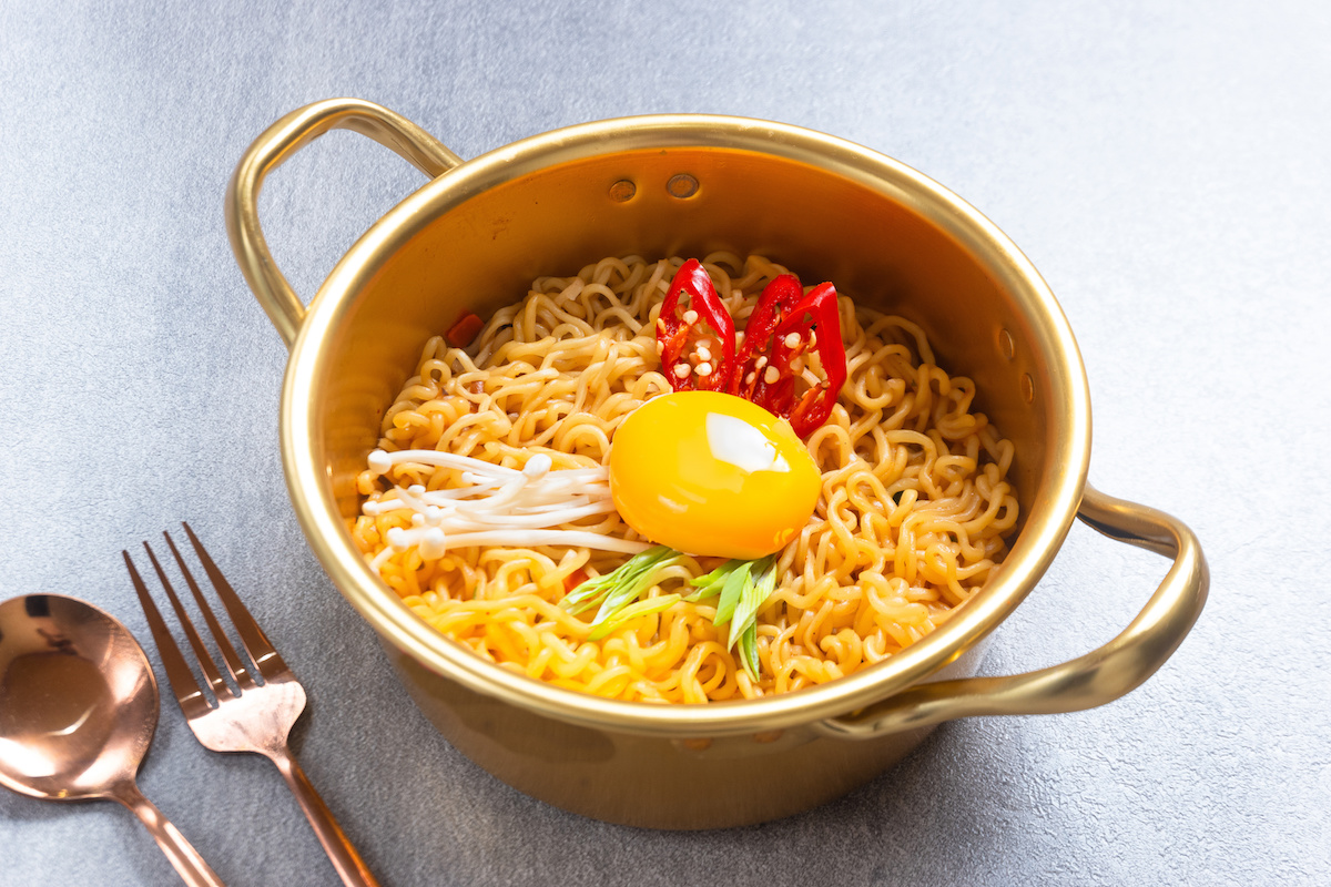 鍋に入ったラーメン