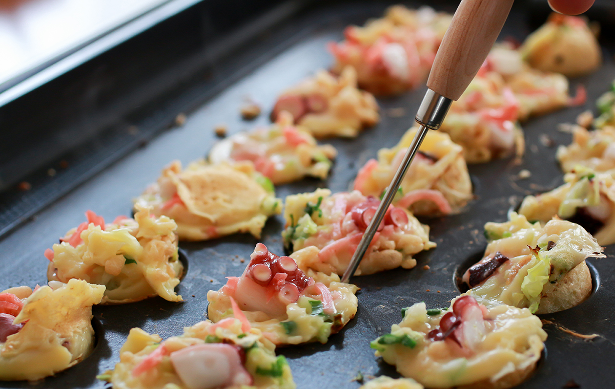 たこ焼きをひっくり返す様子