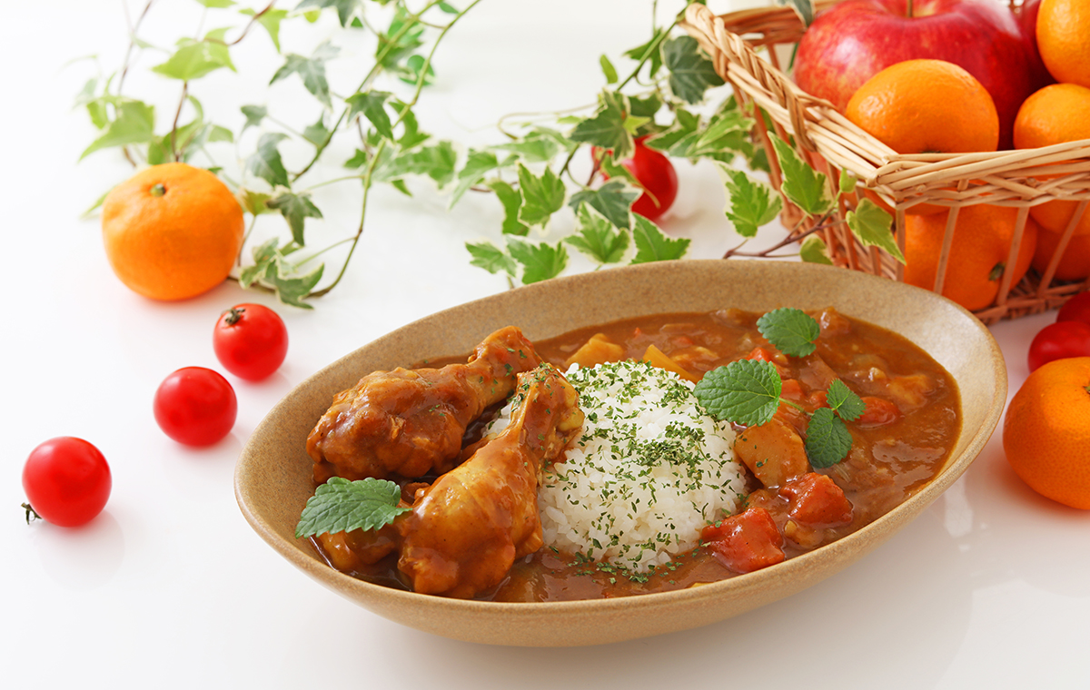 カレーの入ったお皿とフルーツバスケット