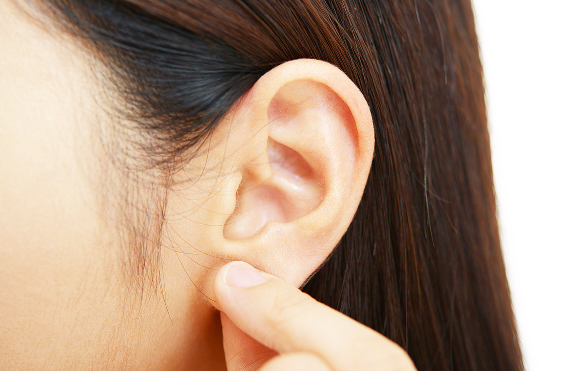 女性の耳