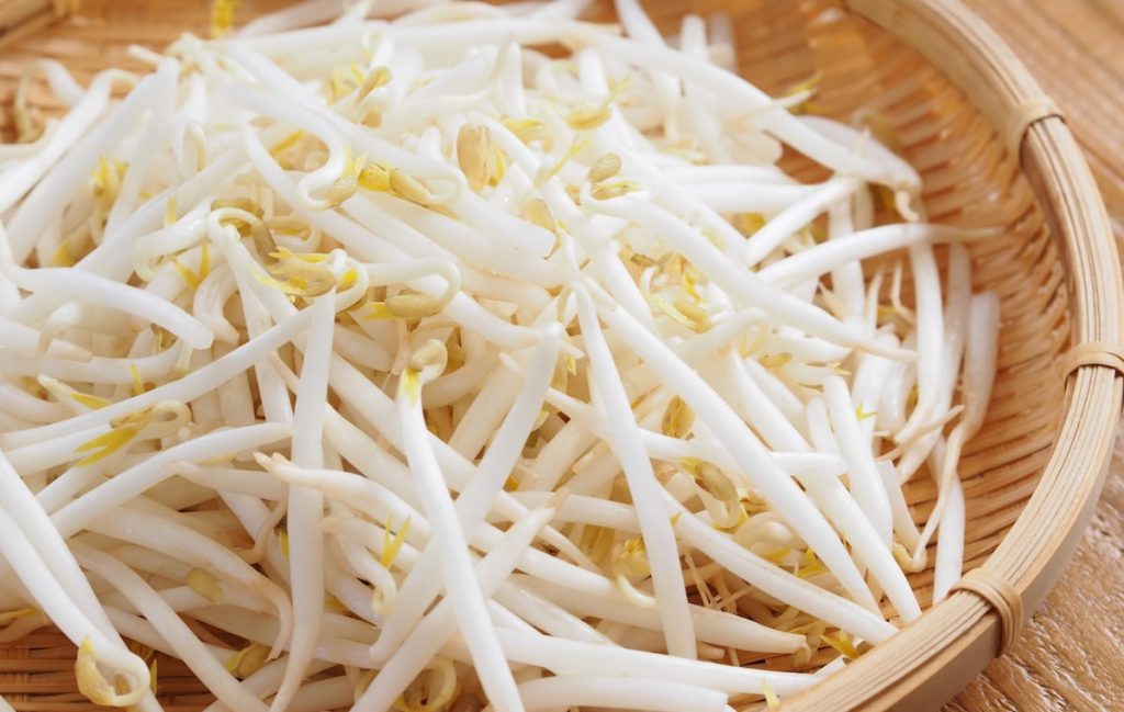 ザルにのったもやし