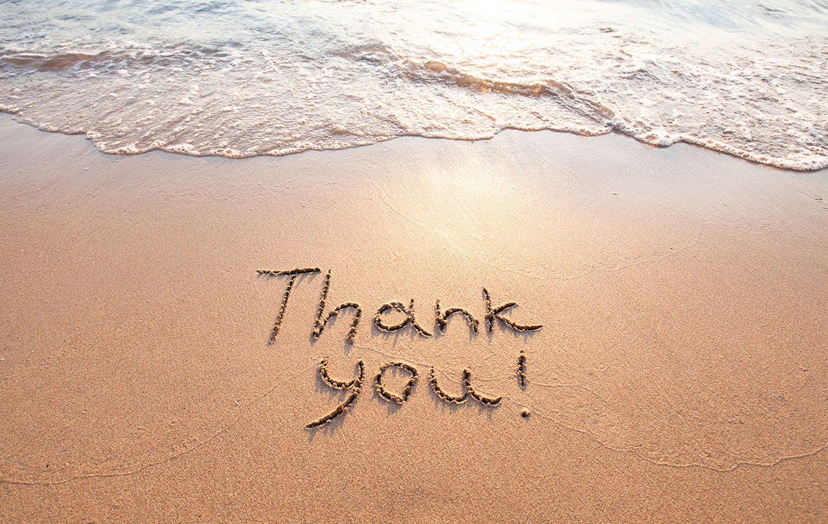 波打ち際に書かれた「Thank you!」の文字