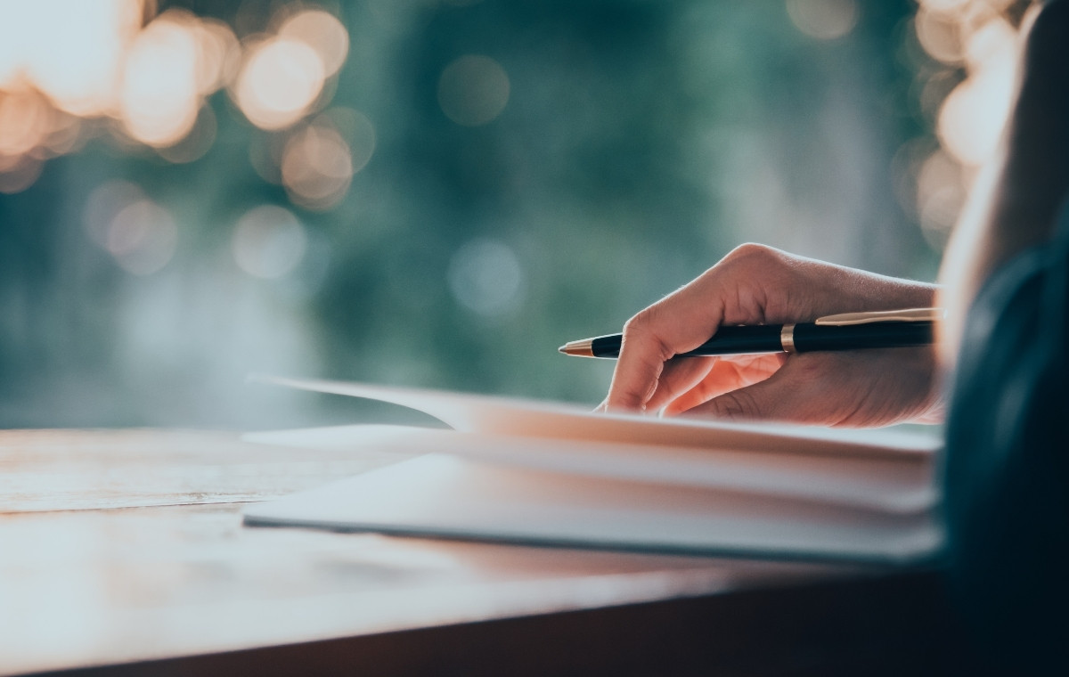 書類のチェックをする人の写真