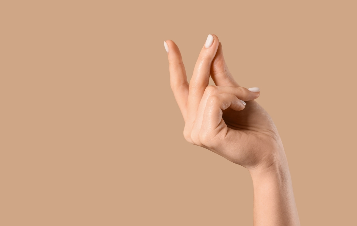 指パッチンしている手元の写真