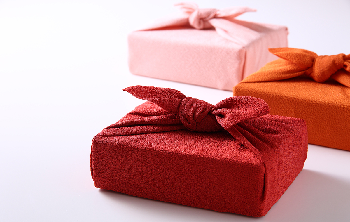 風呂敷で包んだ品物