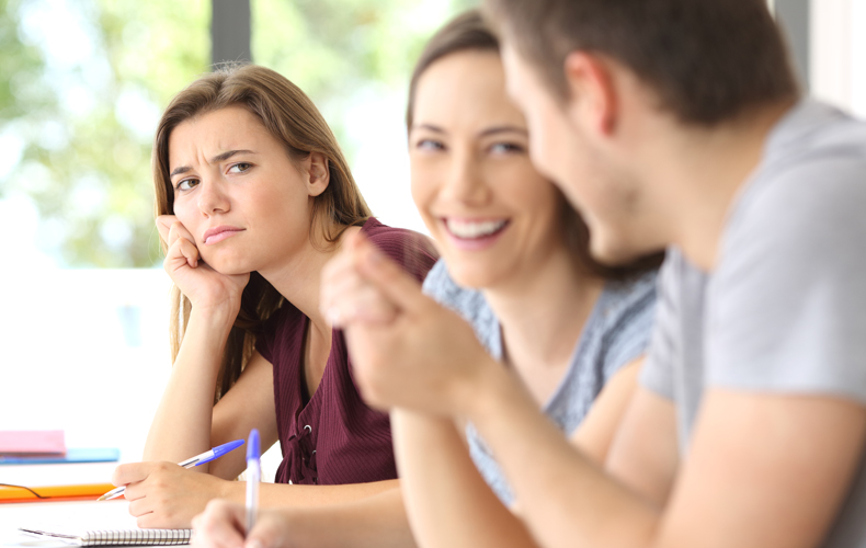 やきもちをやく女性