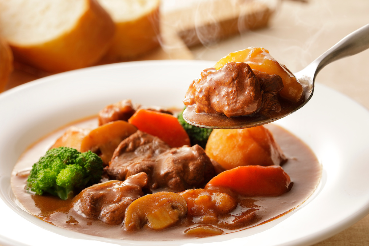 スプーンでびーふしちゅーをすくっている写真