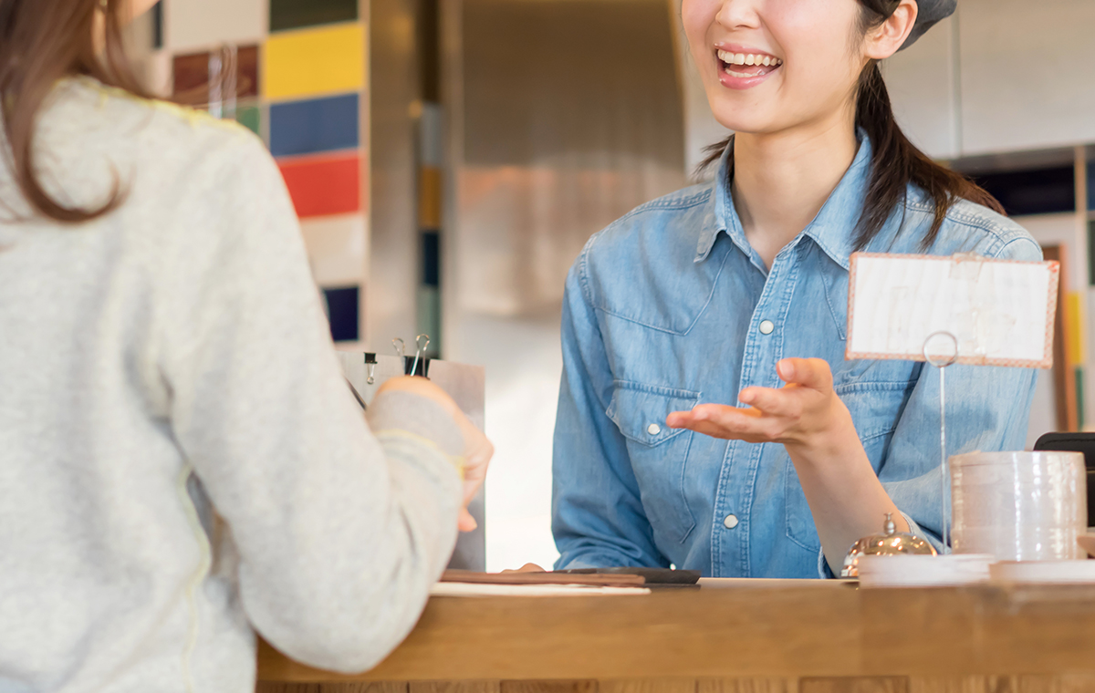 カフェで笑顔で働く女性