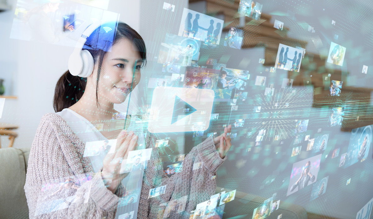 ヘッドフォンをしている人の写真