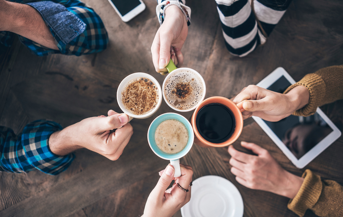 コーヒーで乾杯する手元