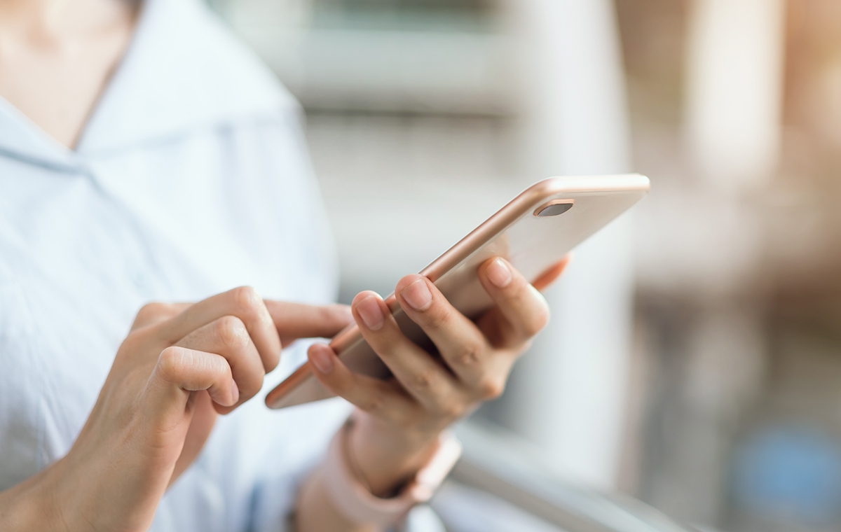 スマホを操作している人