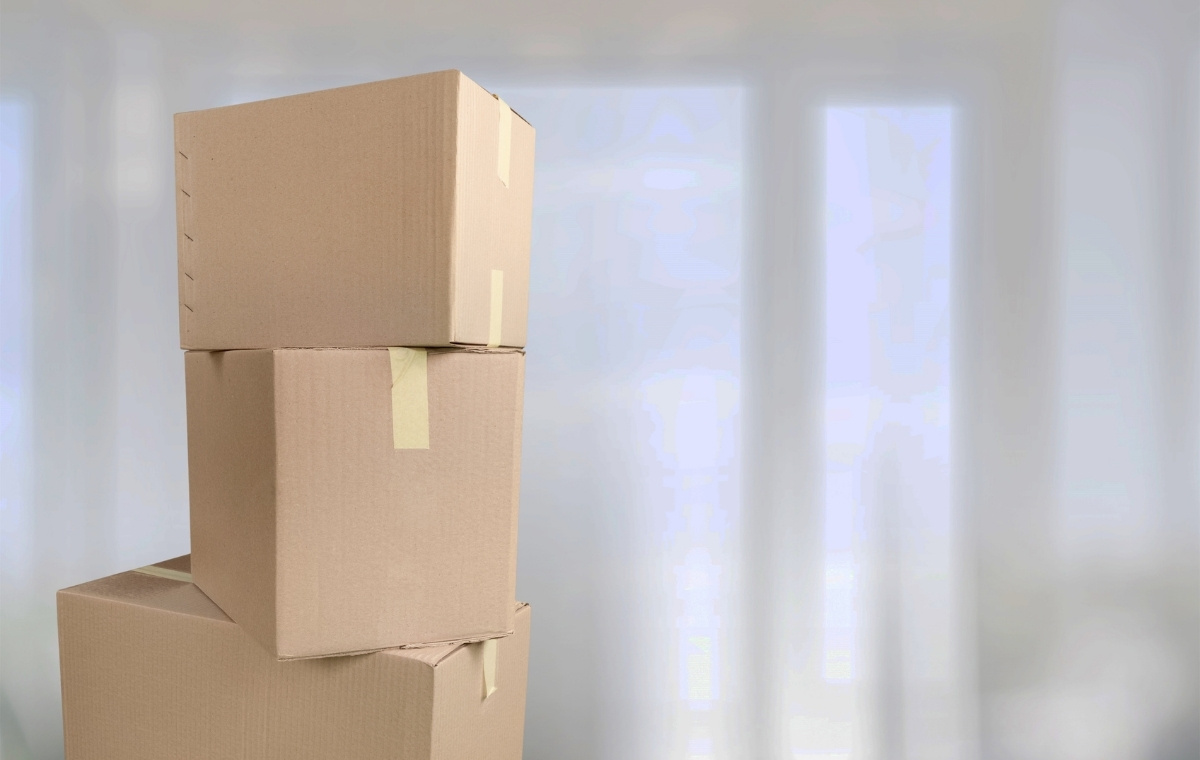 オフィスに摘まれた段ボールの写真