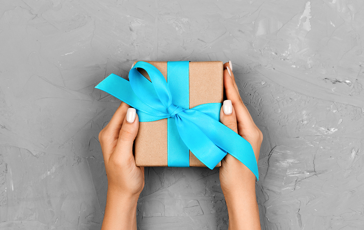 両手でプレゼントを渡そうとする様子