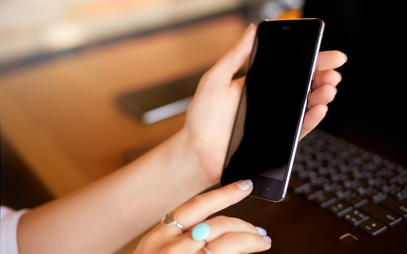 スマホを操作している手元の写真