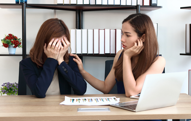 落ち込む女性と慰める女性
