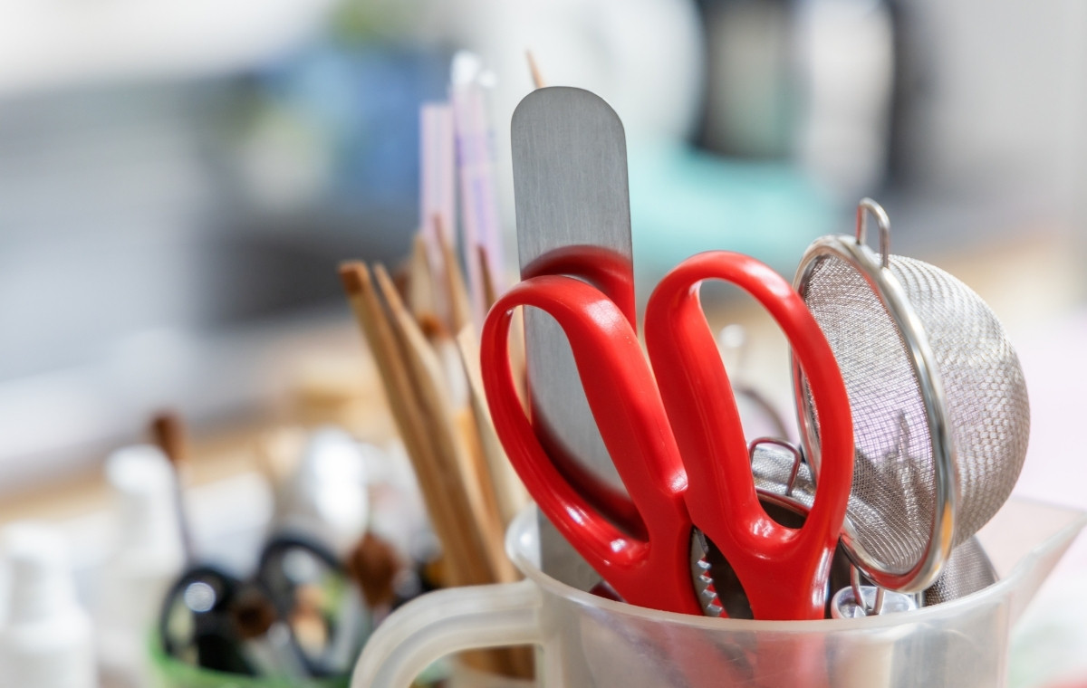 キッチンに置かれたキッチンツールの写真