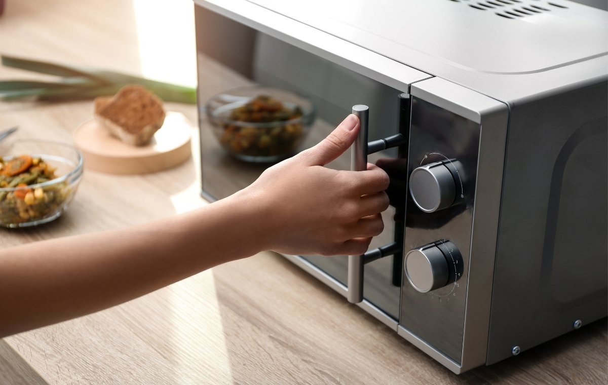 電子レンジを開けようとしている写真