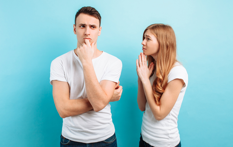 やきもちをやかせたことを謝る女性