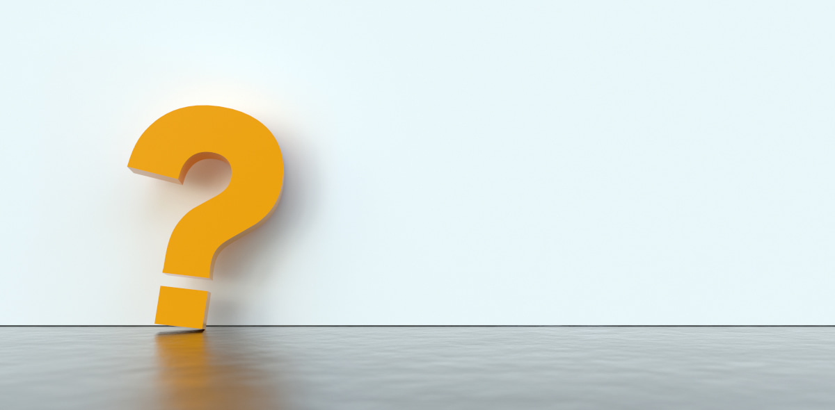 はてなマークのオブジェが置かれた写真