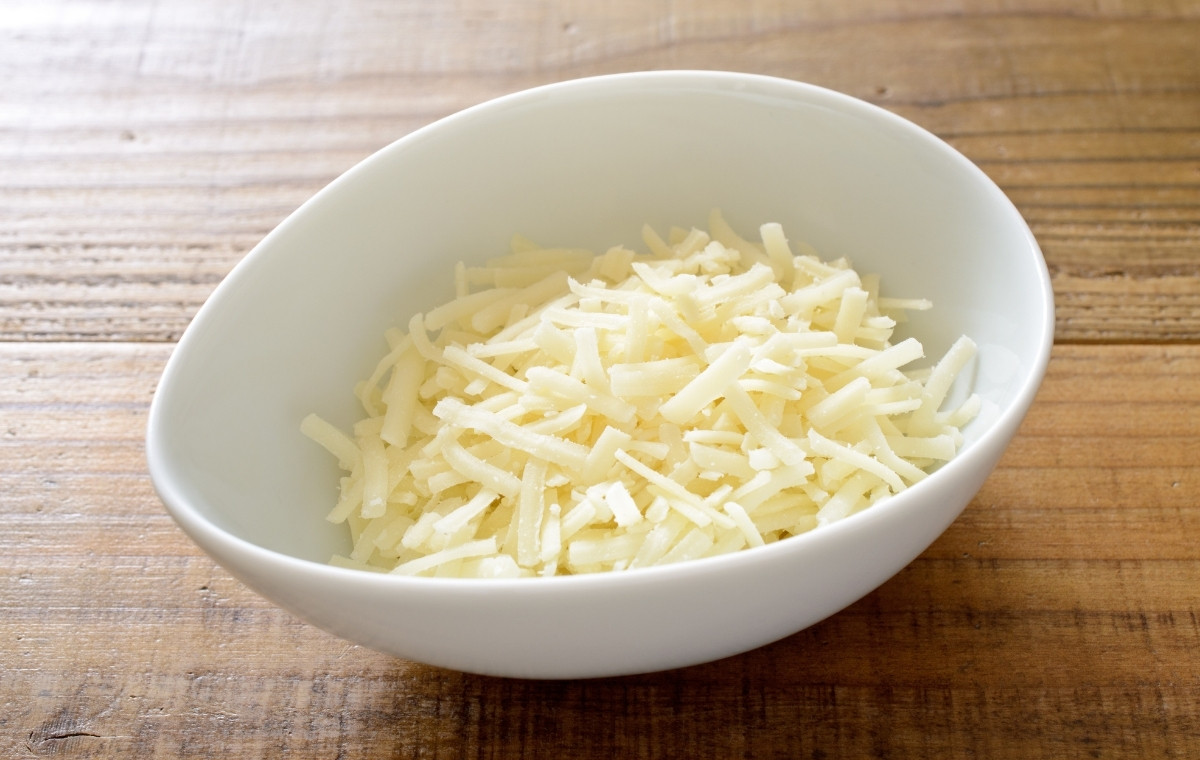 お皿に入ったピザ用チーズの写真