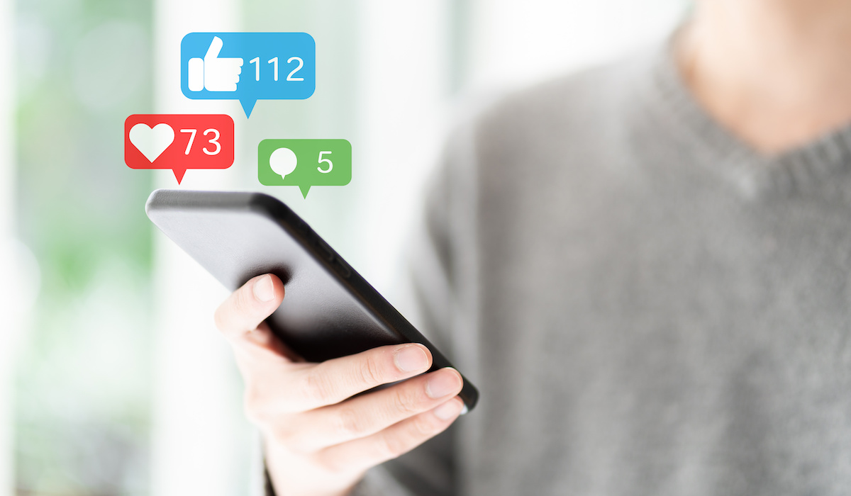 スマホを持っている人の手元写真