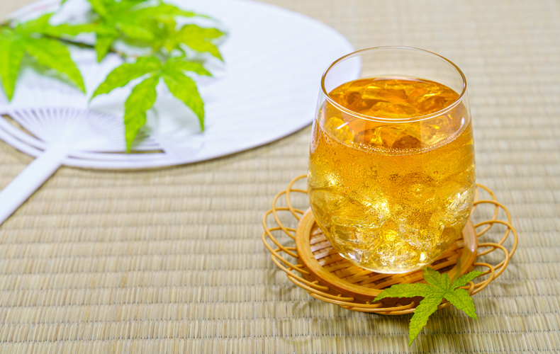 うちわとグラスに入った麦茶