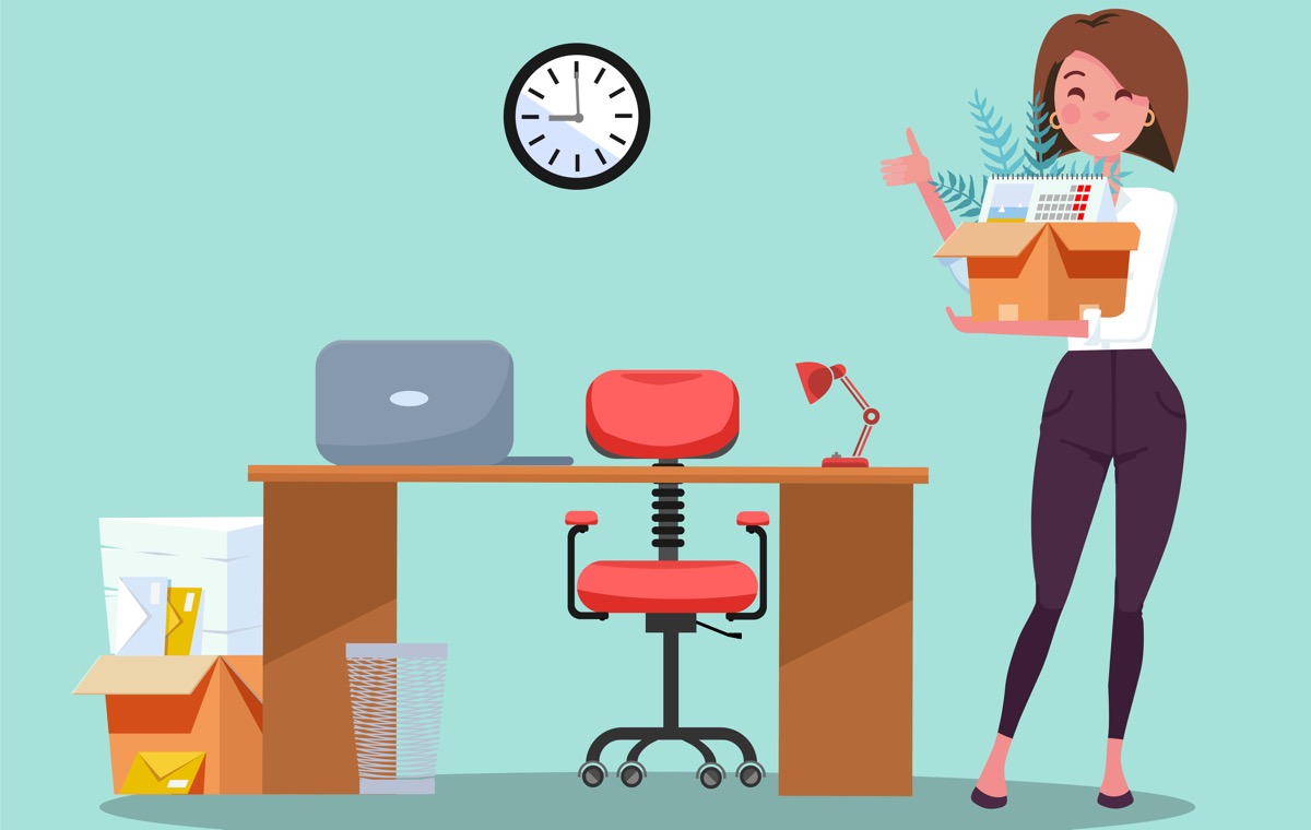 自分のデスクに荷物を移動させている女性のイラスト