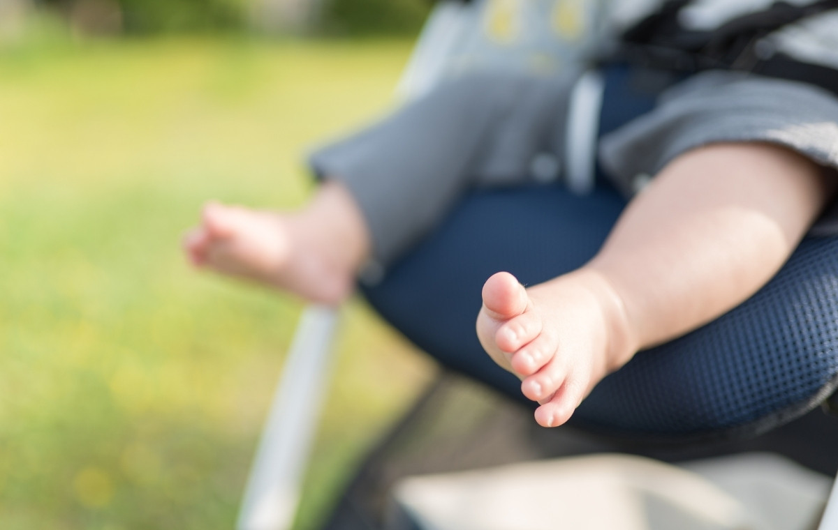 ベビーカーに乗った赤ちゃんの足元の写真