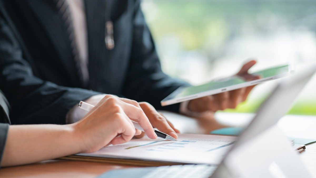 話し合いをしているビジネスマンの手元を撮影した写真
