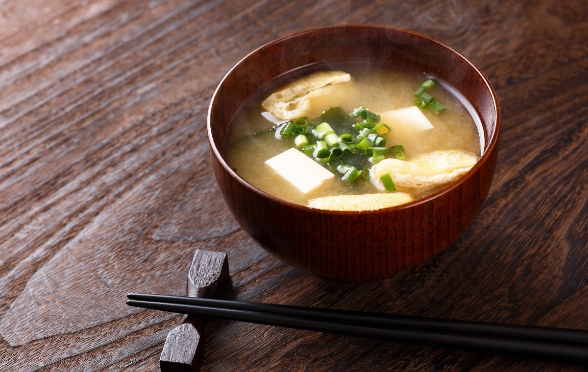 味噌汁と箸置きとお箸の写真