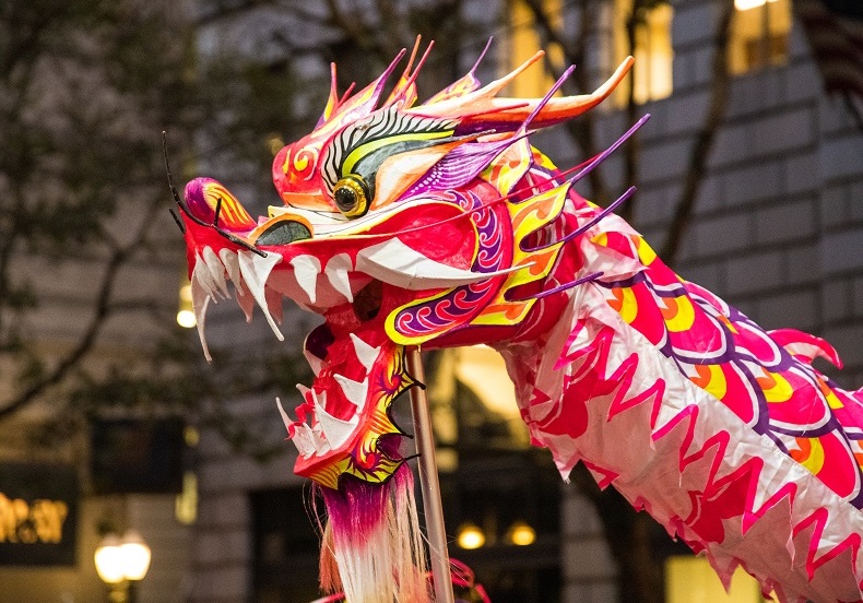 龍を模したお祭りの飾り