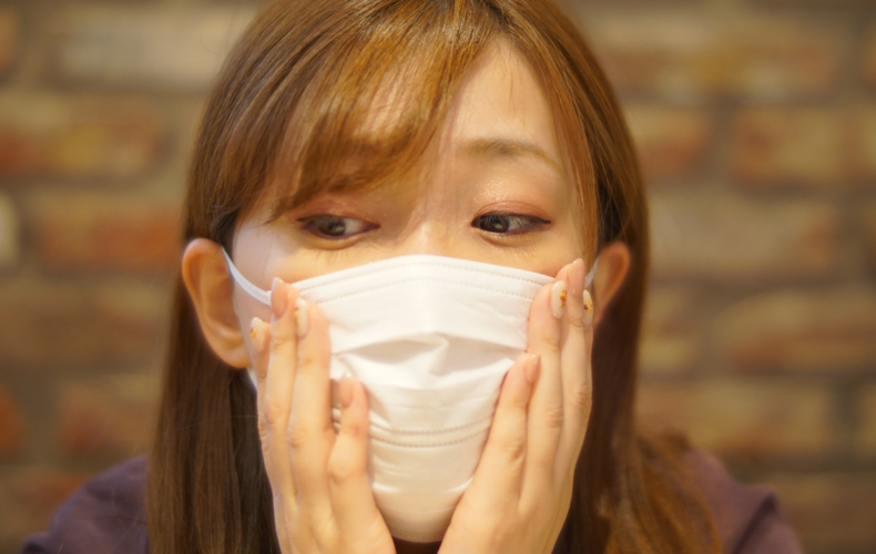 マスクをした女性