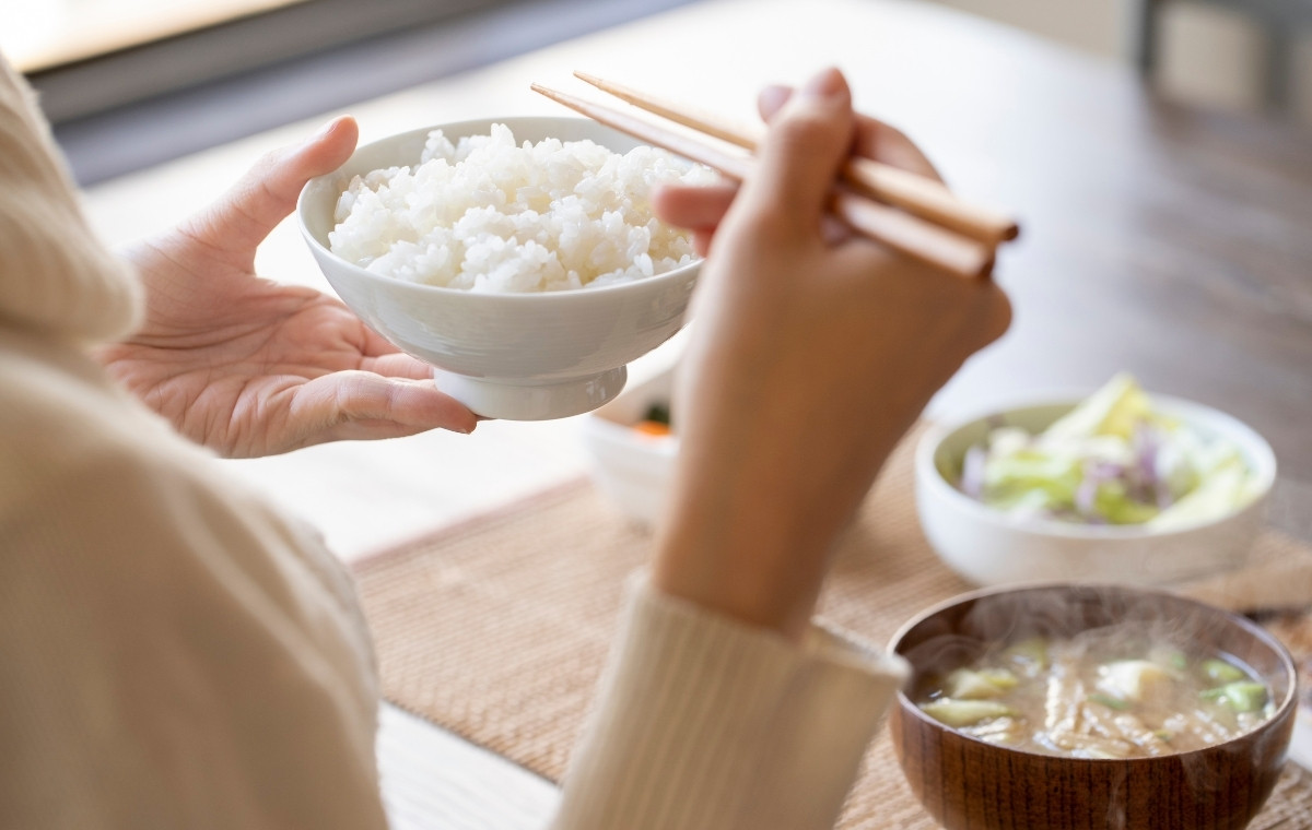 朝食を食べる女性の写真