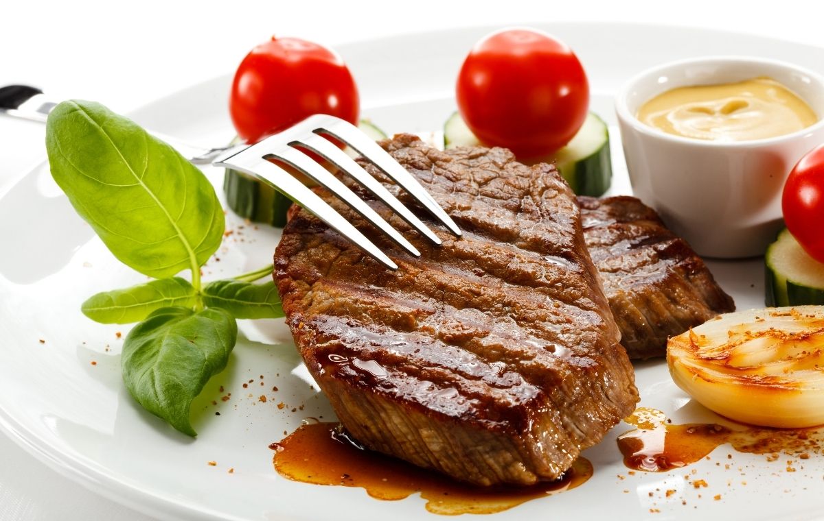 焼きあがったステーキの写真