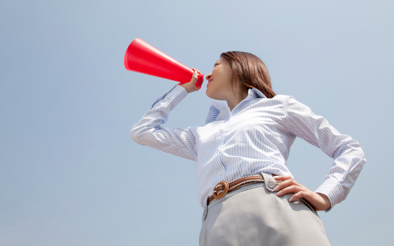 メガホンを持つOLの写真