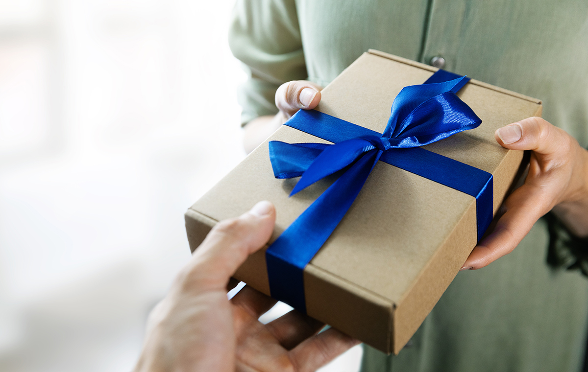 プレゼントを渡している手と受け取っている手