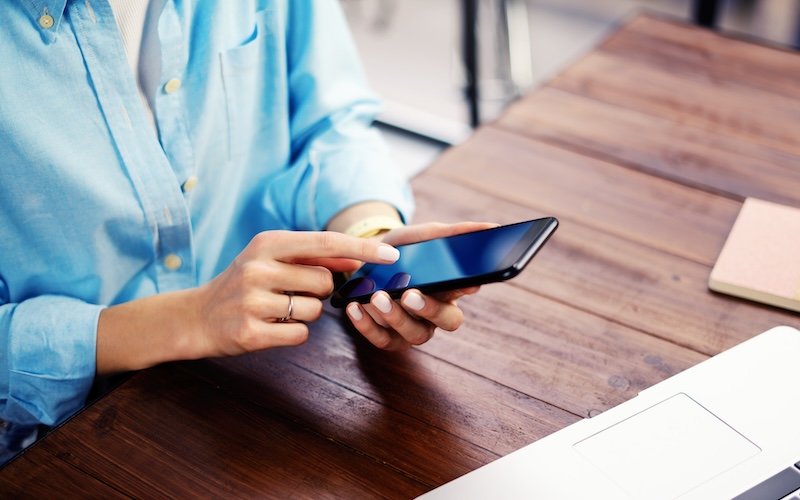 スマホを操作している人