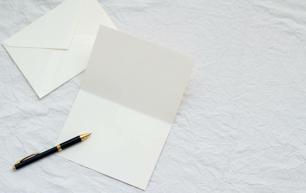 便箋と封筒と万年筆の写真