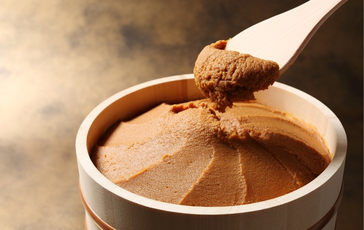 桶に入った味噌をしゃもじですくっている写真