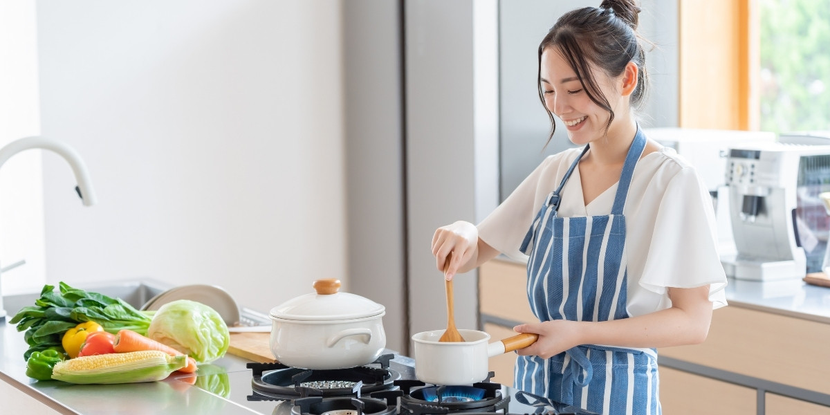 楽しそうに調理する女性の写真